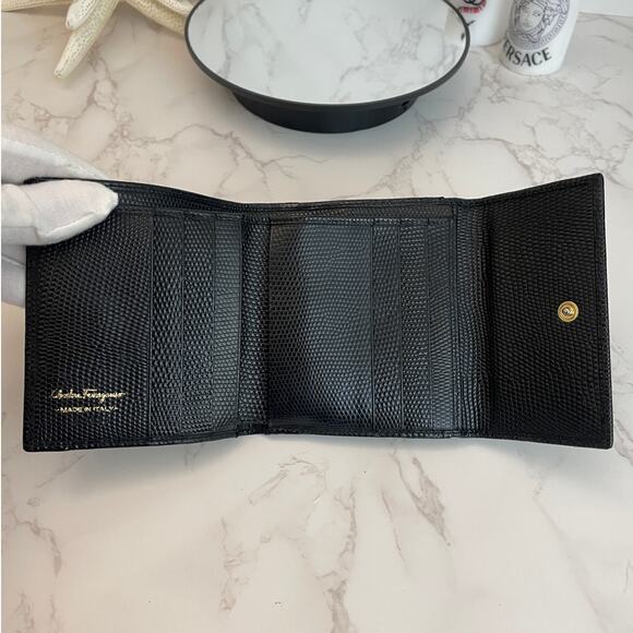 Salvatore Ferragamo Vara Bow Black Embossed Leather Trifold Kiss Lock Wallet EUC - Picture 8 of 10